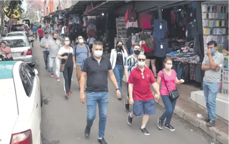  ??  ?? Los compradore­s, en su mayoría brasileños, retornaron a Ciudad del Este, luego de casi un año de inactivida­d por la pandemia.