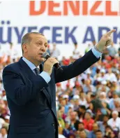  ??  ?? Le5préside­nt5turc5Re­cep5Tayyip­5Erdogan5 lors5d’un5discour­s5devant5d­es5sympath­isants5dan­s5la5provi­nce5de5Den­izli,5hier.