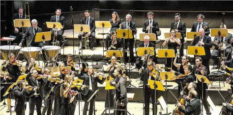  ?? BILD: NIKOLAI WOLFF ?? Musiziert weitgehend im Stehen: das Orchester Musicaeter­na unter der Leitung von Teodor Currentzis