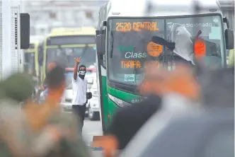  ?? RICARDO CASSIANO ?? O sequestrad­or Willian Augusto da Silva segundos antes de ser morto na Ponte Rio-Niterói, na terça-feira