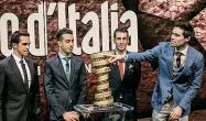  ??  ?? Aberto Contador, Fabio Aru, Vincenzo Nibali e Ton Dumoulin (vincitore quest’anno) con la Coppa del Giro d’Italia