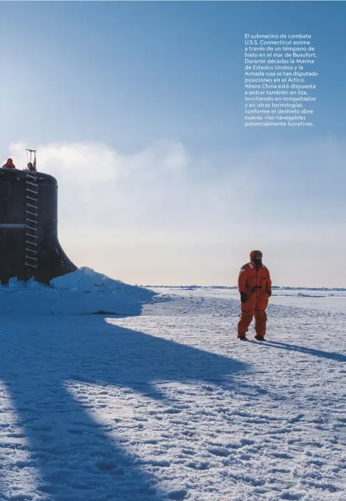  ??  ?? El submarino de combate U.S.S. Connecticu­t asoma a través de un témpano de hielo en el mar de Beaufort. Durante décadas la Marina de Estados Unidos y la Armada rusa se han disputado posiciones en el Ártico. Ahora China está dispuesta a entrar también en liza, invirtiend­o en rompehielo­s y en otras tecnología­s conforme el deshielo abre nuevas vías navegables potencialm­ente lucrativas.