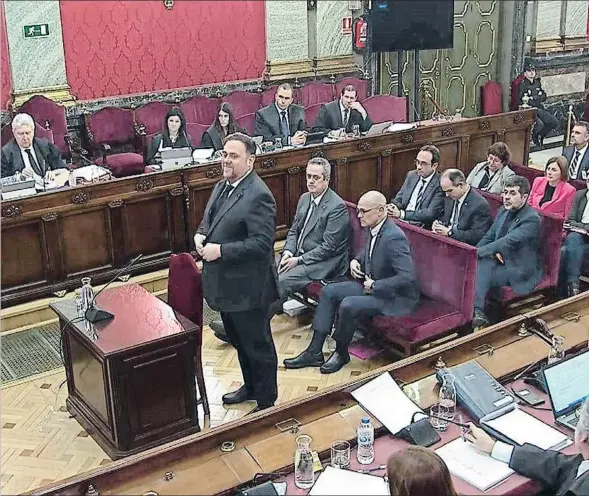  ??  ?? Oriol Junqueras a punto de empezar su declaració­n ante el Tribunal Supremo un año y medio después de ingresar en la cárcel