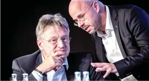  ?? Foto: dpa/Michael Kappeler ?? Andreas Kalbitz (r.) redet auf den AfD-Bundesvors­itzenden Jörg Meuthen ein.