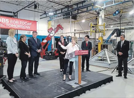  ?? ROBERT BENZIE/TORONTO STAR ?? Premier Kathleen Wynne and Finance Minister Charles Sousa, third from left, claim the NDP will end up cutting billions in program spending.