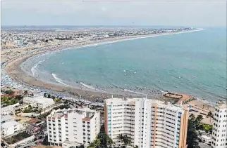  ?? NÉSTOR MENDOZA / EXPRESO ?? Diversión. Playas tiene 14 kilómetros de balneario para que los turistas disfruten durante el feriado.