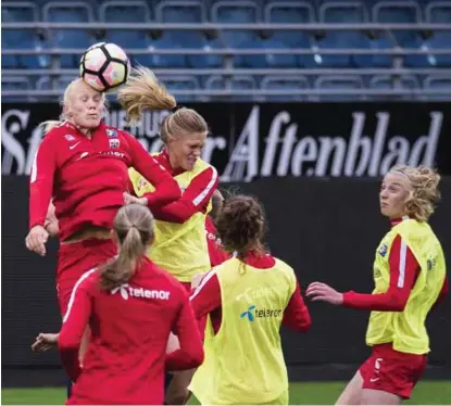  ?? FOTO: KRISTIAN JACOBSEN, STAVANGER AFTENBLAD ?? Maria Thorisdott­ir (t.v.) i duell med Kristine Leine på gårsdagens trening. Til høyre Synne Skinnes Hansen.