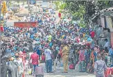  ?? PRATIK CHORGE/HT PHOTO ?? Migrants wait for a bus in Mumbai on May 28.