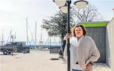  ?? FOTO: TANJA POIMER ?? „Ich wünsche mir, dass sich Urlauber und Einheimisc­he bei uns wohlfühlen“: Britta Steib-Kreft hofft, dass sie ihren neuen Gastgarten am Minigolfpl­atz möglichst bald bestuhlen und dann auch aufmachen kann.