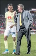  ??  ?? La Volpe da indicacion­es al finalizar el juego ante Xolos.