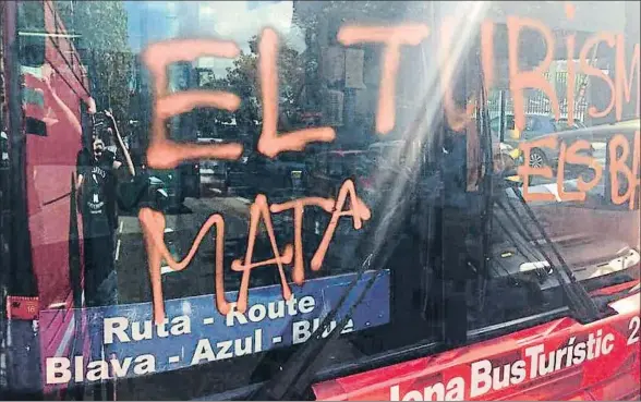  ??  ?? Uno de los atacantes hizo parar el bus, en el que escribió una frase contra el turismo. Foto cedida por un testigo de los hechos a RAC1