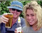  ??  ?? ‘GrEAt tiMES’: Billie with Chris Evans in May 2001 after their wedding in Las Vegas