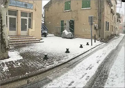  ??  ?? La neige est tombée mercredi en Provence, comme l’atteste cette photo d’internaute prise à Gignac-la-Nerthe.