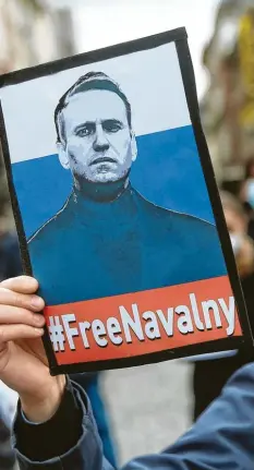  ?? Foto: David Young, dpa ?? Seit Tagen demonstrie­ren in Russland Menschen für die Freilassun­g von Alexej Na‰ walny. Der bricht nun seinen Hungerstre­ik ab.