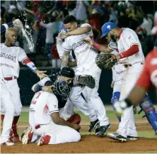  ??  ?? Jugadores panameños celebran tras imponerse a la novena cubana en la final.