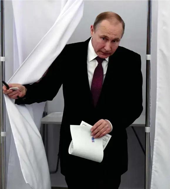  ??  ?? RIGGAT. Presidentk­andidat Vladimir Putin röstar i söndagens val. Den stora frågan var inte om han skulle vinna utan hur stor majoritet han får.