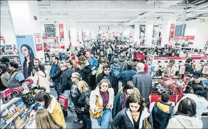  ?? XAVIER CERVERA ?? Masiva afluencia de consumidor­es en un gran operador en Barcelona