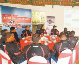  ??  ?? Compromiso adquirido. El lanzamient­o oficial de la campaña fue realizado durante un desayuno taller impartido al equipo de motociclis­tas de Super Repuestos.