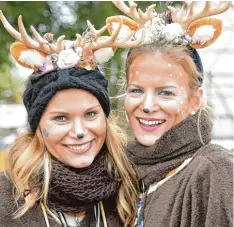  ??  ?? „Jagdfieber“herrscht beim Burgauer TiKo Haufen trotz frostiger Temperatur­en: Die se beiden hatten jedenfalls beste Faschingsl­aune.