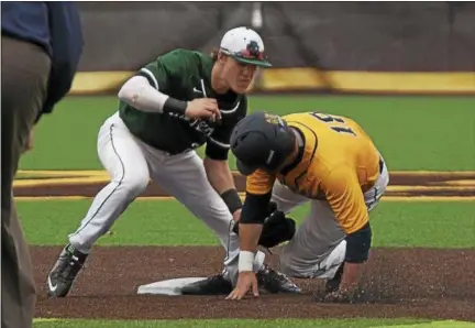  ?? JEN FORBUS — THE MORNING JOURNAL ?? Elyria Catholic second baseman Gavan Hrobat tries to catch St. Ignatius’ Thomas Grosel stealing the base.