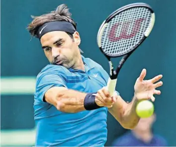  ?? EPA ?? Roger Federer hatte gestern nicht seinen besten Tag, erreichte den Viertelfin­al aber trotzdem.