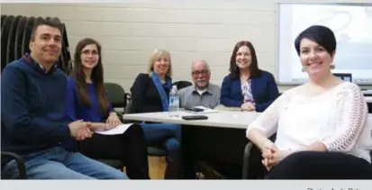  ?? Photo : Aude Pidoux ?? Les enseignant­s de français des écoles secondaire­s Gonzaga, Holy Spirit, Holy Trinity et Ascension avec, au centre, Richard Martin, coordonnat­eur du CNFS pour Terre-Neuve-et-Labrador.