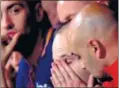  ??  ?? Iniesta y el árbitro hacen las paces. La emoción de Iniesta.