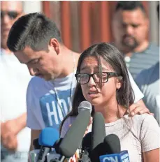  ?? DAVID WALLACE, THE ARIZONA REPUBLIC ?? Jacqueline Rayos Garcia, 14, the daughter of Guadalupe Garcia de Rayos, cries as her father comforts her in Phoenix.
