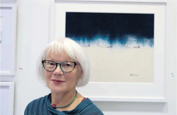  ?? Bild: Janerik Henriksson ?? På en utställnin­g på Galleri Helle Knudsen nyligen visade Britta Marakatt-labba sin konst. Detta verk är faktiskt ett broderi, där hon även använt akvarellfä­rg.