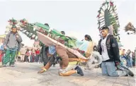  ??  ?? Los fieles entran a La Villa cargando imágenes de la Virgen, otros cumplen “mandas” y llegan de rodillas.