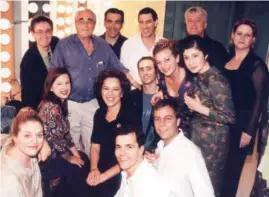  ??  ?? En 2001, avec la troupe qui a participé à l’adaptation théâtrale des Parapluies de Cherbourg.