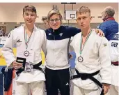  ?? FOTO: 1. JC ?? Grund zur Freude beim 1. JC: Daniel Vishnevski holte in der U21 erneut Gold, Trainerin Claudia Kersten wurde ausgezeich­net, Alexander Wegele (von links) holte Bronze.