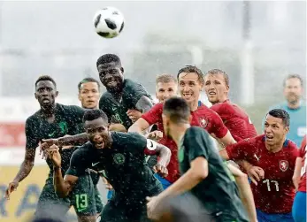  ?? Foto: FAČR/Jan Tauber ?? Cenná výhra Čeští fotbalisté porazili 1:0 Nigérii, pro niž to byla generálka na mistrovstv­í světa a nastoupila v nejsilnějš­í sestavě. Duel ovlivnil silný déšť a vítr, kvůli čemuž musel být na chvíli přerušen.