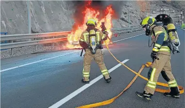  ?? ?? Los bomberos del parque de Sabiñánigo extinguido las llamas del coche averiado.