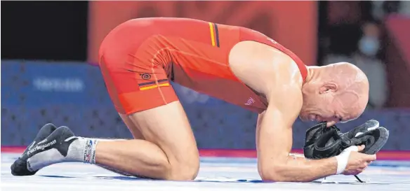  ?? FOTO: KENJIRO MATSUO/IMAGO IMAGES ?? Die Schuhe braucht er nun nicht mehr: Mit dem letzten internatio­nalen Kampf seiner außergewöh­nlichen Laufbahn holt Frank Stäbler Olympia-Bronze in Tokio.
