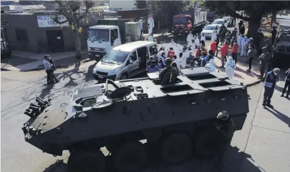  ??  ?? La institució­n castrense ha debido realizar una serie de tareas en el marco de la pandemia. En la imagen, un carro Mowag de traslado de tropas.