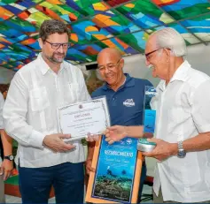  ??  ?? El Dr. C. Nicasio Viña Bayés recibe de manos del embajador de España, el Exmo. Sr. Juan José Buitrago, el premio por la obra de la vida.