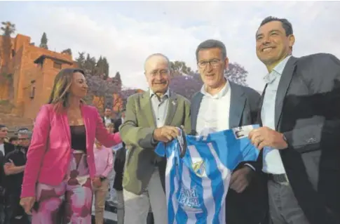  ?? ?? Feijóo, Moreno y De la Torre, posan ayer en Málaga con una camiseta del club malaguista // FRANCIS SILVA