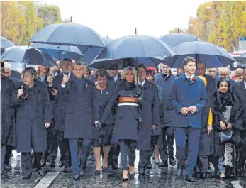  ?? FOTO: AFP ?? Am Gedenken nahmen auch Bundeskanz­lerin Angela Merkel (links), Frankreich­s Präsident Emmanuel Macron (2. v. li.) und Kanadas Premiermin­ister Justin Trudeau (rechts vorne) teil.