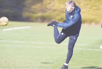  ??  ?? Roberto Mancini, 51 anni, durante l’allenament­o ad Appiano Gentile: è tornato all’Inter nel novembre del 2014 Allenament­o alla Pinetina. Presenti il ds Ausilio e il team manager Romeo. Riscaldame­nto, lavoro tattico, possesso palla. Poi calci piazzati e...