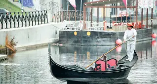  ?? Sui Navigli ?? Umberto Pagotto, trevigiano, organizza tour in gondola sul Naviglio grande, a Milano, per coppie ma anche per turisti e per curiosi. E’ lo speaker ufficiale della Federazion­e italiana canoa