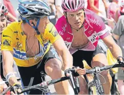  ?? FOTO: REUTERS ?? Dauerrival­en: Jan Ullrich fährt am 17. Juli 2005 hinter dem späteren Tour-Gesamtsieg­er Lance Armstrong, der 2012 lebenslang gesperrt wurde.