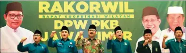  ?? SALMAN/JAWA POS ?? SATU SUARA: Saifullah Yusuf (tiga dari kiri) dan Ketua DPW PKB Jatim Abdul Halim Iskandar (empat dari kiri) saat deklarasi kemarin.