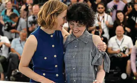  ?? Foto: AFP ?? Die luxemburgi­sche Schauspiel­erin Vicky Krieps (l.) und die österreich­ische Regisseuri­n Marie Kreutzer bei der Vorführung des Films „Corsage“während der 75. Ausgabe der Filmfestsp­iele von Cannes.