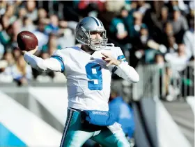  ??  ?? El quarterbac­k de Dallas, Tony Romo, jugó ayer su primer partido de la serie regular desde noviembre de 2015 y lanzó para un touchdown.