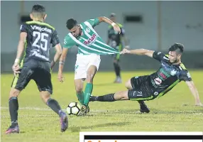  ??  ?? DUELO. Jeffri Flores, del Platense, marca con fiereza a Erlin Cardona, de Juticalpa.