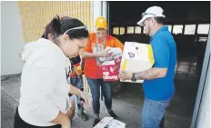  ?? Especial el nuevo día / jorge a. ramirez portela ?? Voluntario­s llevaron suministro­s ayer al refugio establecid­o en Guánica.