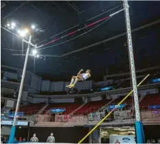  ?? Foto: Bernd Thissen, dpa ?? Leere Ränge in Düsseldorf: Stabhochsp­rung‰Star Armand Duplantis nutzte das inter‰ nationale Meeting für einen ersten Formtest im Olympia‰Jahr.