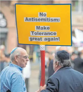  ?? FOTO: BORIS ROESSLER/DPA ?? Wehret dem Antisemiti­smus: Mehrere Hundert Menschen haben sich jüngst am „Kippa-Tag“auf dem Römerberg in Frankfurt beteiligt. Auch die 19. Laupheimer Gespräche am 14. Juni greifen das Thema Anti-semitismus in der Gegenwart auf.