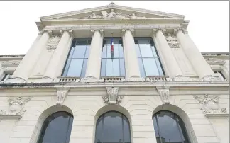  ??  ?? Pour cette ultime journée de procès, l’émotion était à son paroxysme hier après-midi, au palais de justice de Nice. L’avocate de la partie civile, Me Sandrine Reboul, par sa plaidoirie poignante, a su emporter l’auditoire. (Photo François Vignola)